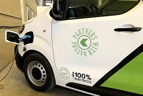 Incorporado un vehículo 100% eléctrico para el reparto diario en Almería y Granada