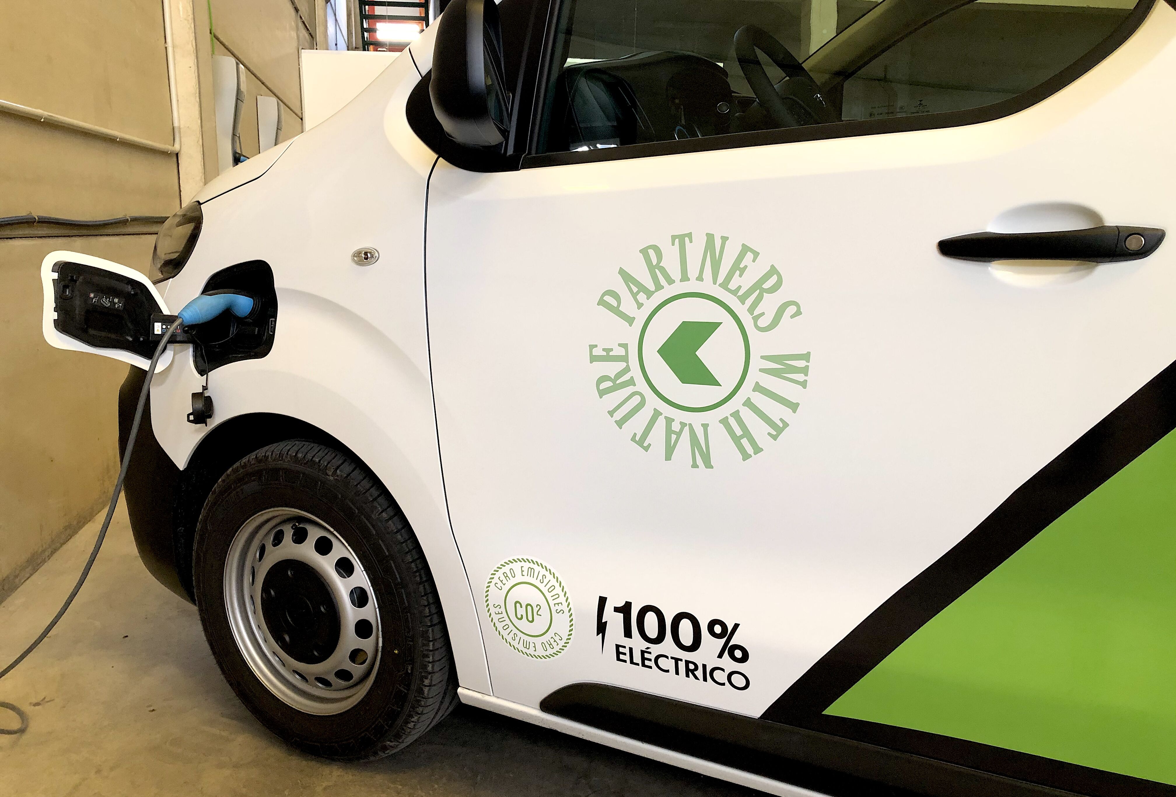 Incorporado un vehículo 100% eléctrico para el reparto diario en Almería y Granada